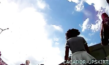 Flagra de Novinha Mulatinha com Upskirt