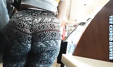 Candid Thick Black Babe Shows Off Juicy Ass in Pants