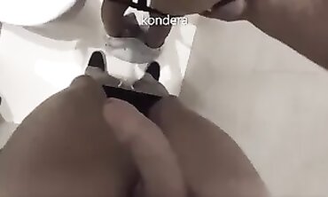 Młoda galerianka z konderą w brutalnym seksie