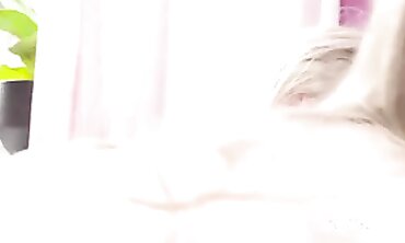 Geile Blonde mit Brille und Spielzeug