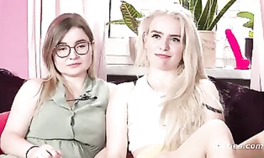 Geile Blonde mit Brille und Spielzeug