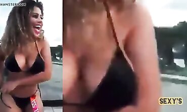 SE LE DESATO EL SWIMSUIT EN PUBLICO