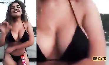 SE LE DESATO EL SWIMSUIT EN PUBLICO