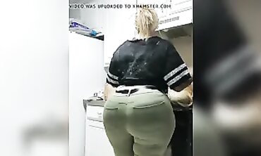 BBW Aunt-in-Law Shows Off Her Thick Caboose While Putting Up Groceries