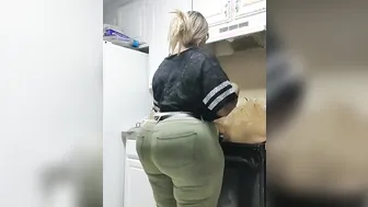 BBW Aunt-in-Law Shows Off Her Thick Caboose While Putting Up Groceries