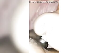 Elle se mouille dans une baise amateur