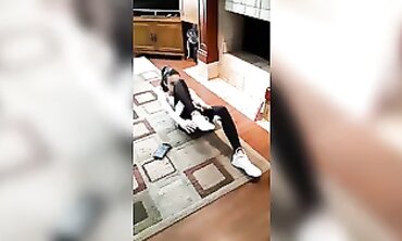 Putita Calentando su Cuerpo con Juguete Sexual