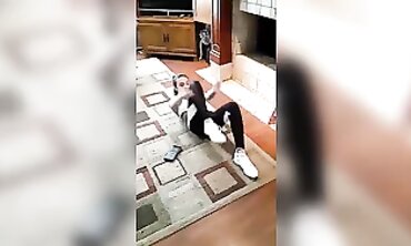 Putita Calentando su Cuerpo con Juguete Sexual