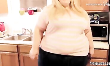 SSBBW Jae Steps On The Scale
