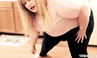 SSBBW Jae Steps On The Scale