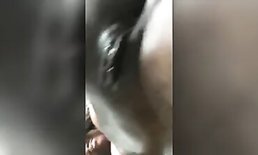 Blackette Huilée Se Filme Seule Sur Sa Webcam