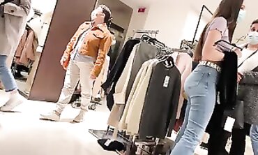 Hermosa Joven Nalgona Comprando en el Mall