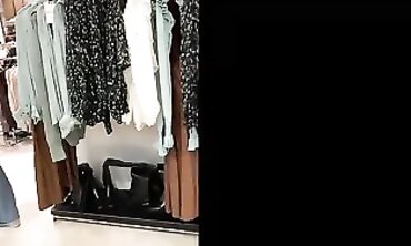 Hermosa Joven Nalgona Comprando en el Mall