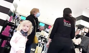 Hermosa Joven Nalgona Comprando en el Mall