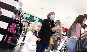 Hermosa Joven Nalgona Comprando en el Mall