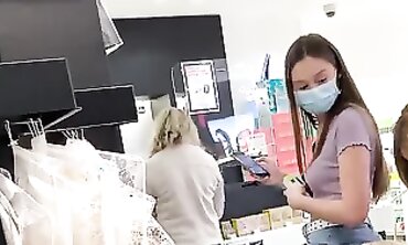 Hermosa Joven Nalgona Comprando en el Mall