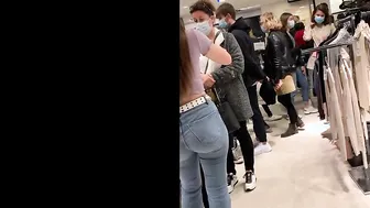 Hermosa Joven Nalgona Comprando en el Mall