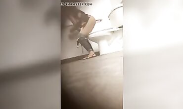 Japanese Bathroom Spy Voyeur: Pissing Ladies