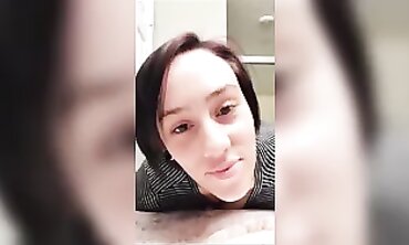 Married MILF Taunts Fans on Periscope Live