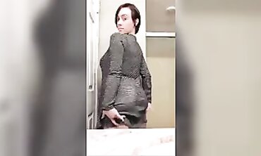 Married MILF Taunts Fans on Periscope Live