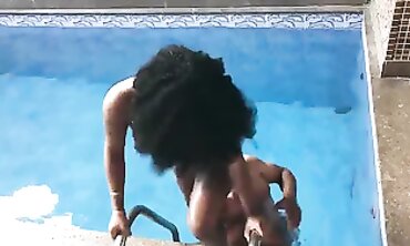 Ebony Novinha Gets Fucked in the Pool