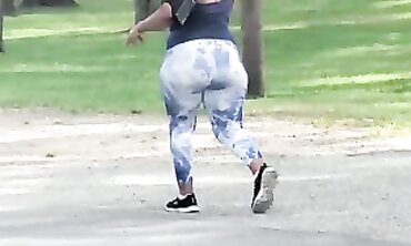 Bow Shows Off Her Huge Mature Ass