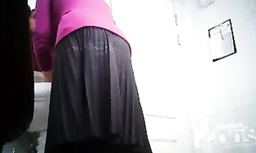 Voyeur Catches Hot Milf Mom Showering