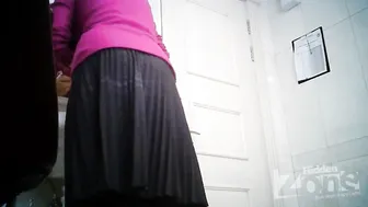 Voyeur Catches Hot Milf Mom Showering