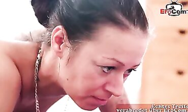 Deutsche Hausfrau dreht Amateur-Porno mit jüngeren Mann