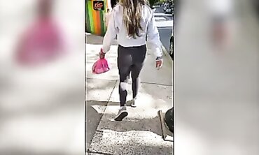 Candid College Girl With Phat Ass in Leggings
