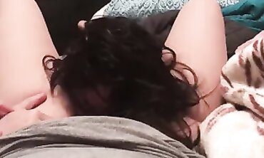 Broutage délicat de minou en chambre