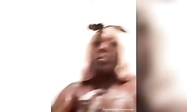 Solo Black Milf Hershey Soaks in a Bubble Bath