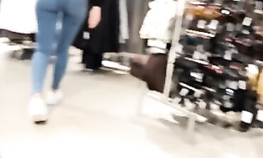 Rubia Hermosa y Nalgona en Forever 21