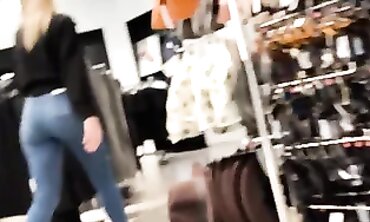 Rubia Hermosa y Nalgona en Forever 21