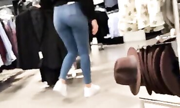 Rubia Hermosa y Nalgona en Forever 21