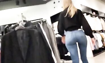 Rubia Hermosa y Nalgona en Forever 21