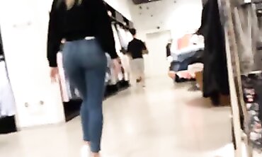 Rubia Hermosa y Nalgona en Forever 21