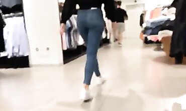 Rubia Hermosa y Nalgona en Forever 21