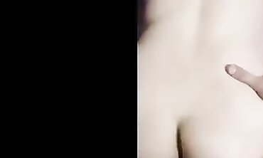 Une brunette amateur en levrette sur le lit