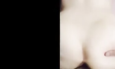 Une brunette amateur en levrette sur le lit