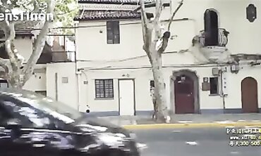 FOX 上海行：鬧市全裸放飛自我，差點被路人發現