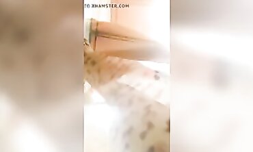 Latina Cougar Se Muestra Su Tanga Desde Bajo La Falda