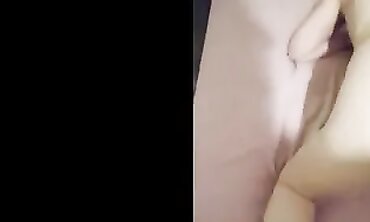 En levrette contre le lit