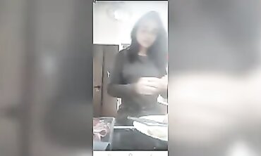 Tanned Teen Babe Smokes On Periscope