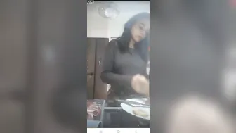 Tanned Teen Babe Smokes On Periscope