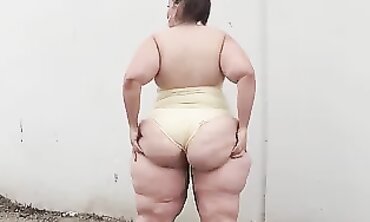 Princess Elder: Plus-Size MILF's Phat Ass Gets One Yellow Lump