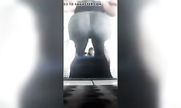 Nineteen-Year-Old Flexing Her Big Ass in Gray Leggings at the Gym