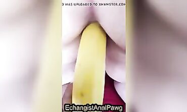 Mature MILF Stretches Her Ass With A Huge Banana