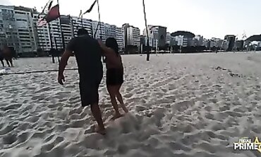 Novinha da Lunna Real e Coroa na Praia