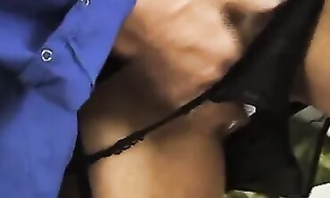 Reife Dame mit haariger Scham gibt Handwerker einen Blowjob